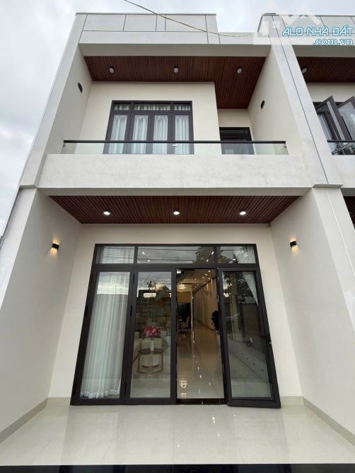 NHÀ MỚI FULL NỘI THẤT 303 YWANG CHƯA QUA CỔNG CHÀO