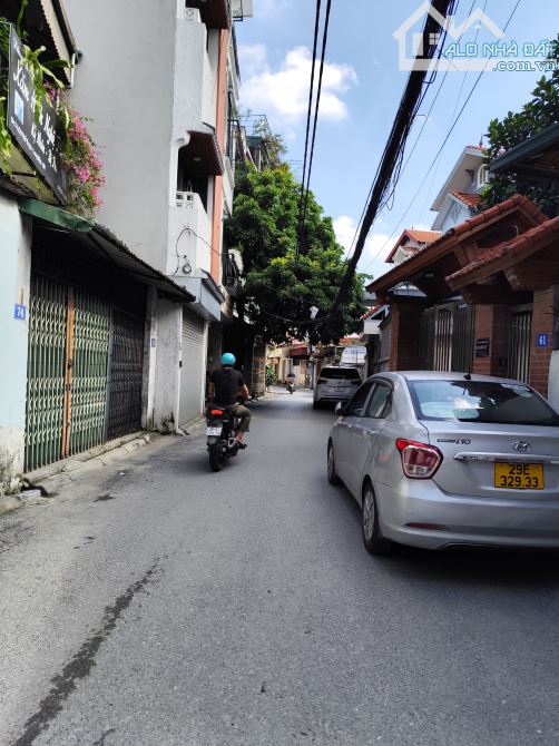 Bán đất phố trạm 55m² , mt 4m ôtô chỗ vào đất , cách 20m ôtô tránh giá chào 10 tỷ TL .