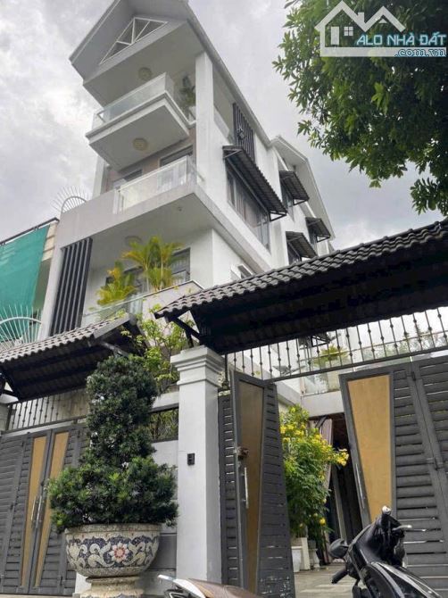 BIỆT THỰ SÂN VƯỜN - GARA XE HƠI - KHU PHÂN LÔ ĐỒNG BỘ - CÔNG VIÊN TRƯỚC NHÀ .