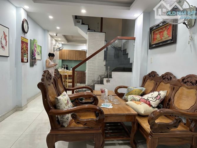 Mặt tiền hẻm nhựa 8m đường Nguyễn Ngọc Lộc 37m2 Gía10,8 tỷ Quận 10