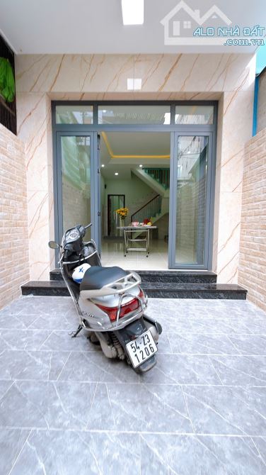NHÀ MỚI XÂY  ĐÚC 4 TẤM DT 4 X24  CÓ 6 TỶ VIP Q4