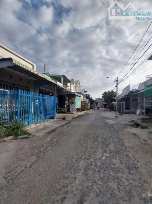 Cần tiền bán nhanh Căn nhà ngay Huỳnh Thị Mài Hóc Môn 108m2 Sổ Hồng Riêng 830triệu
