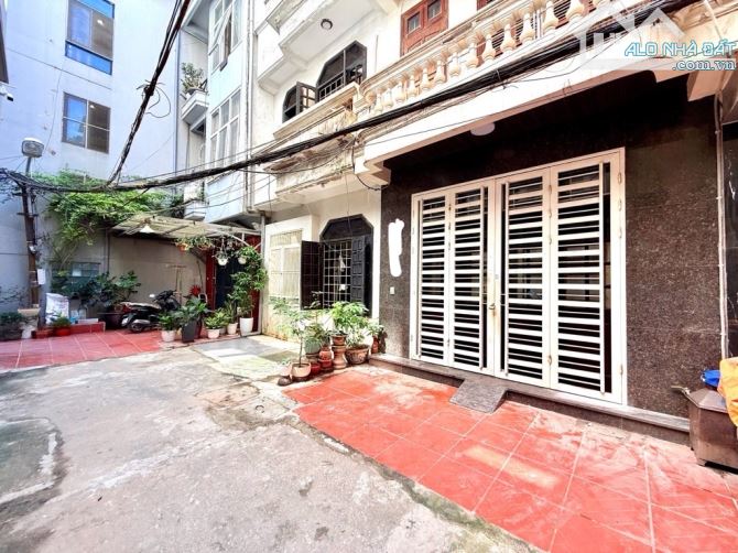 Bán nhà cạnh ga hoàng cầu 50m2. Ngõ Rộng 5m. 10m ra mặt phố ô tô đỗ cửa . Giá 16.9 tỷ
