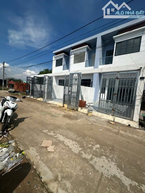 nhà 1 lầu 1 trệt 3 phòng ngủ, 1 phòng thờ, bếp rộng, phòng khách sang trọng, sân ô tô