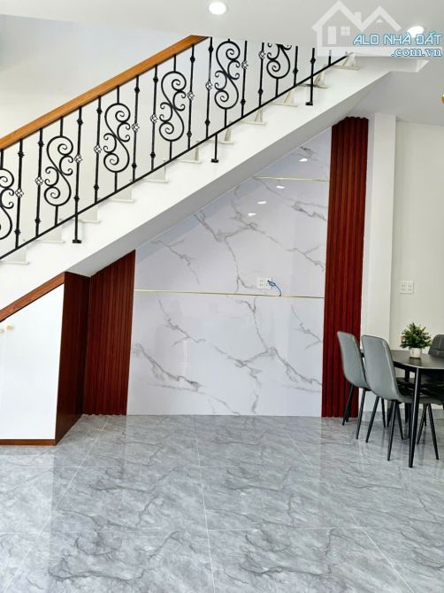 Nhà 2 Tầng đẹp kiên cố giáp ranh TT Diên Khánh cách Nha Trang 12Phut