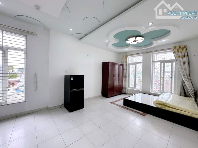 Cho thuê phòng ban công 40m2 quận 10 gần đại học Kinh Tế Ueh vạn hạnh mall
