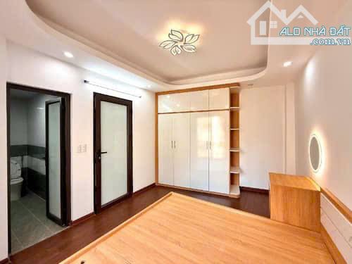 Chính chủ bán nhà Nguyễn Khoái, 30m² x 5 tầng, ô tô đỗ cổng, giá 6.45 tỷ