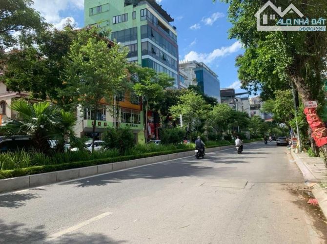 Bán nhà mặt Hồ Tây, đường 12m ô tô tránh nhau, trước sau 2 mặt ngõ, DT 121m2, MT 7m