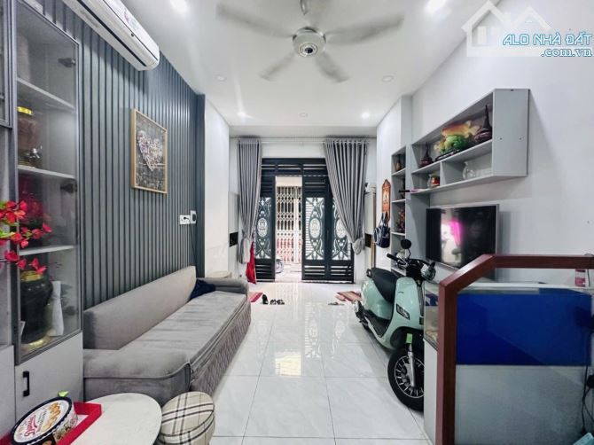 NHÀ 3 TẦNG BTCT – NGAY NGÃ 4 AN SƯƠNG – THÔNG TÔ KÝ  SÁT CVPMQT  3,3x11,5 GIÁ CHỈ 3,3 TỶ
