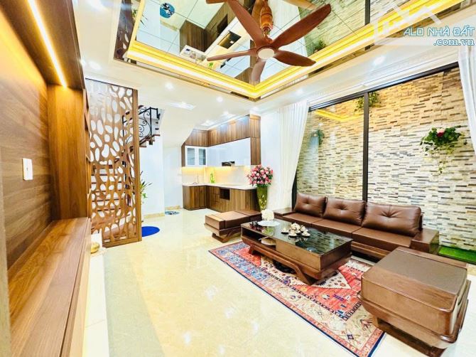 Bán nhà Văn Cao, ngõ nông, gần phố, nhà mới full nội thất, sân xe, 40m2*5T, giá 8.9 tỷ