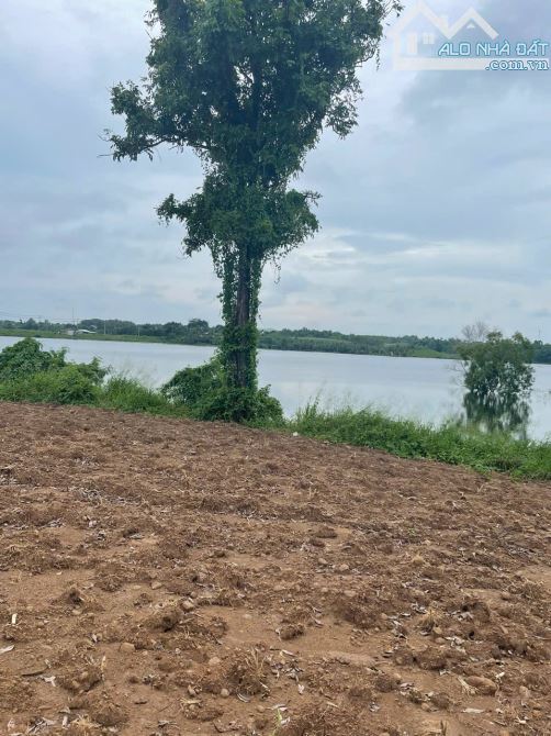 Cần bán lô đất view hồ Suối Rao gần 1 mẫu 2. 300 thổ cư. Mặt tiền đường chính khu dân cư