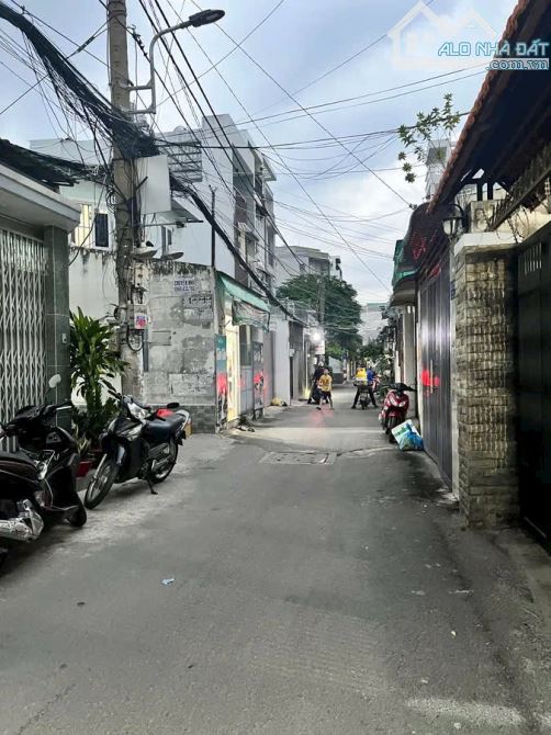 - NHÀ 3 TẦNG CÓ SÂN VƯỜN THOÁNG MÁT - DTSD 122m - HẺM XE HƠI THÔNG. 1/.Bùi Quang Là.