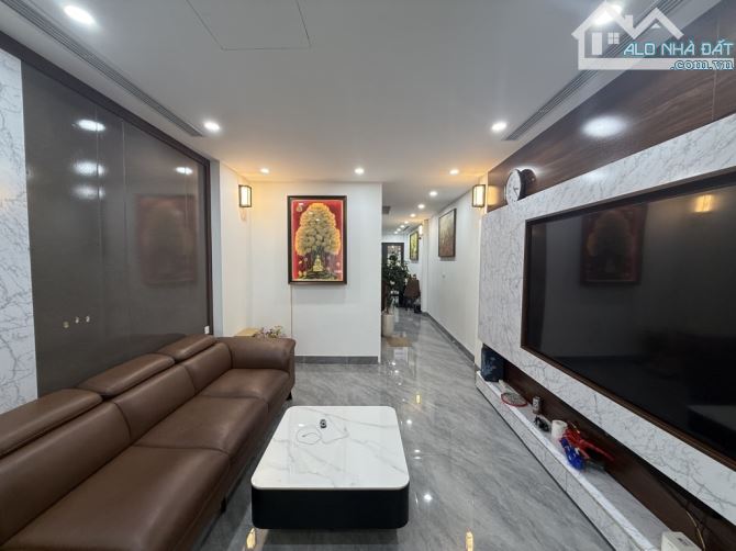 Nhà đẹp phố Nguyễn Văn Linh, 65m2- 6T, gara ô tô, thang máy, ngõ rộng thênh thang
