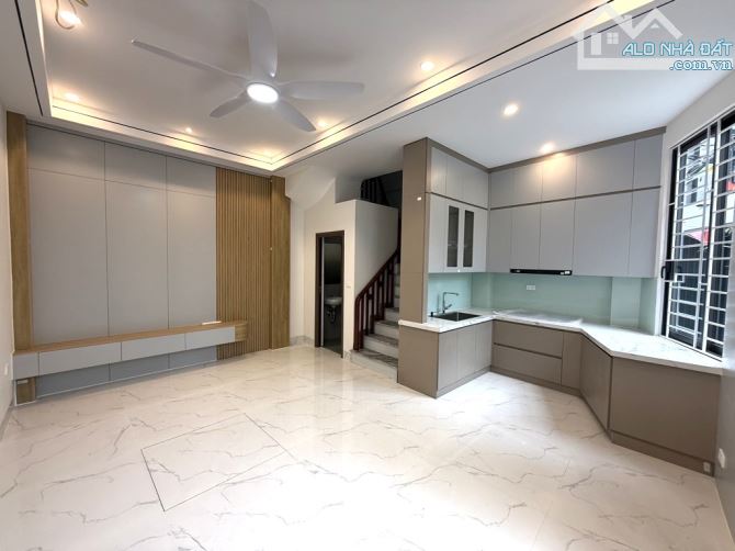 BÁN NHÀ VIỆT HƯNG 42M2, 5 TẦNG, NỘI THẤT XỊN XÒ, LÔ GÓC ĐẸP, 5.3 TỶ