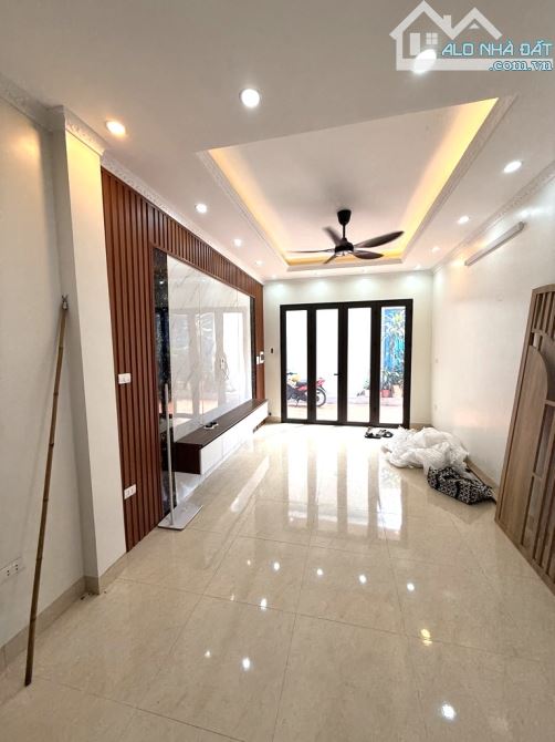BÁN NHÀ VIỆT HƯNG 35M2, 5 TẦNG Ở NGAY, GẦN Ô TÔ, 6.2 TỶ