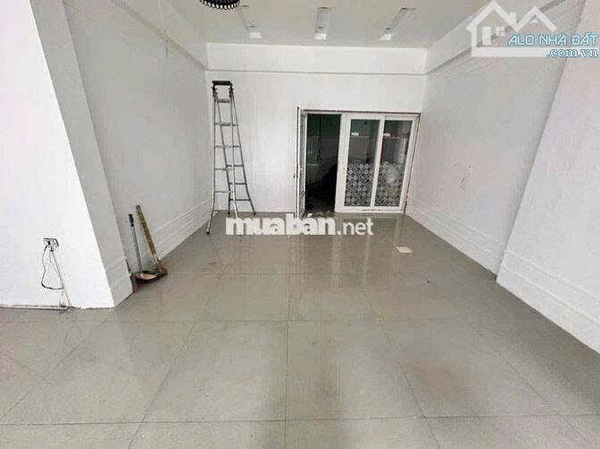 Cho thuê cửa hàng mặt phố Nguyễn Chí Thanh – Đống Đa, DT 30m², MT 3,6m, giá 17 triệu/tháng
