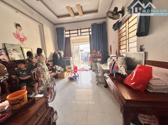Bán nhà 2 Tầng Dĩ An,SHR đường xe hơi,gần Nhà Thi Đấu Dĩ An,giá đầu tư