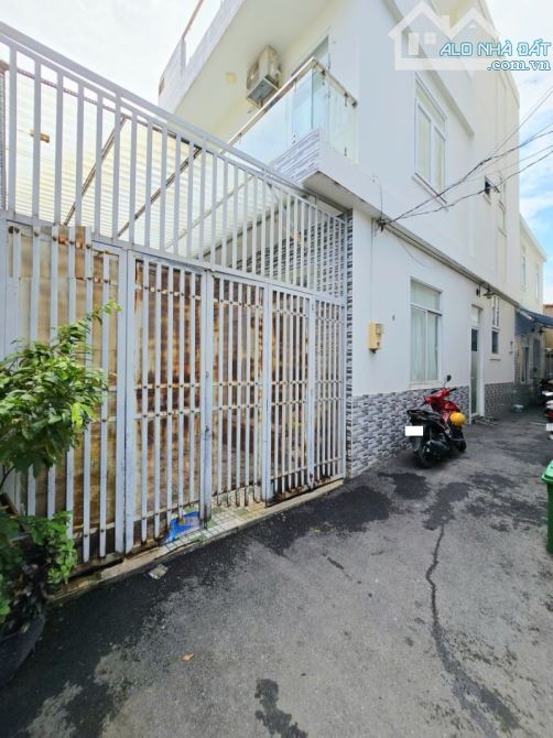 Bán nhà  3 Tầng. 83m2, Ngang 7.5m, Đường Ô tô, Gần Bệnh Viện Lê Văn Thịnh. Giá 6.7 tỷ