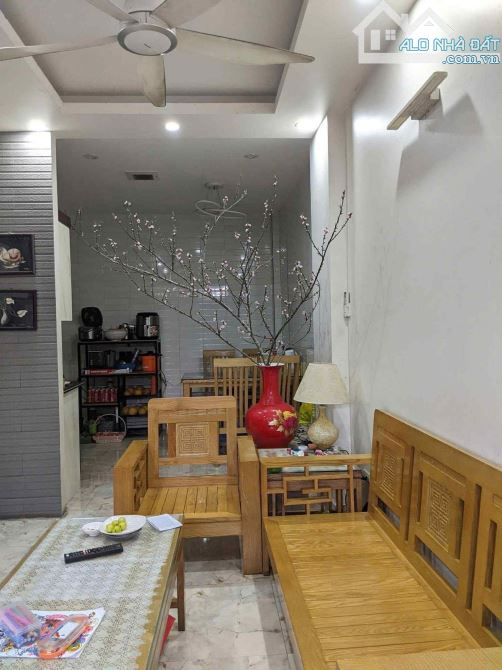 BÁN NHÀ SIÊU HIẾM – MẶT VƯỜN HOA TĐC XI MĂNG