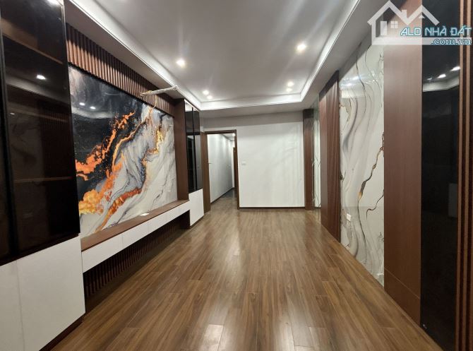 Bán nhà lạc long quân, ngõ nông, thông, ô tô vào nhà, nhà xây khung cột, thang máy, đủ đồ