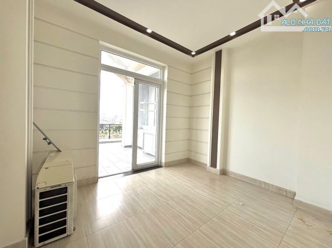 cho thuê phòng tôn thất thuyết q4 có sân thượng view sông gần q1 q7 q5 gần chợ xóm chiếu