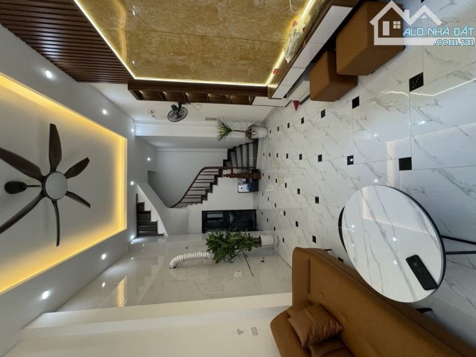 NHÀ ĐẸP Ở LUÔN - FULL NỘI THẤT - CÁCH Ô TÔ 30M - TP CẦM CHÌA KHOÁ