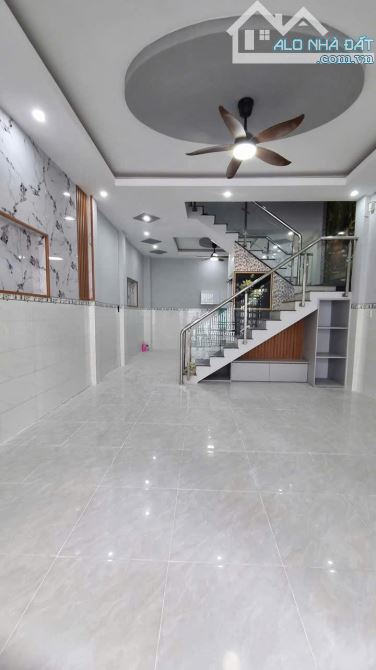 Giá 3,6 tỷ. Bán nhà lầu đẹp gần Vincom Tân Mai, Sổ thổ cư, đường ô tô. 5,2x13m. - 1