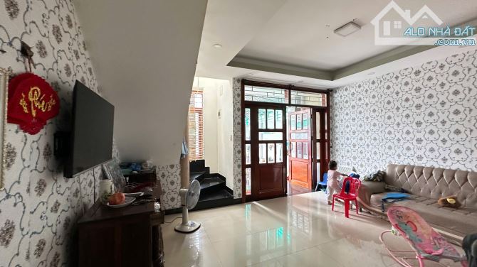 NHÀ 2 TẦNG HẺM Ô TÔ NGUYỄN KHUYẾN NGAY SAU CHỢ VĨNH HẢI CHỈ 4.2 TỶ - 1