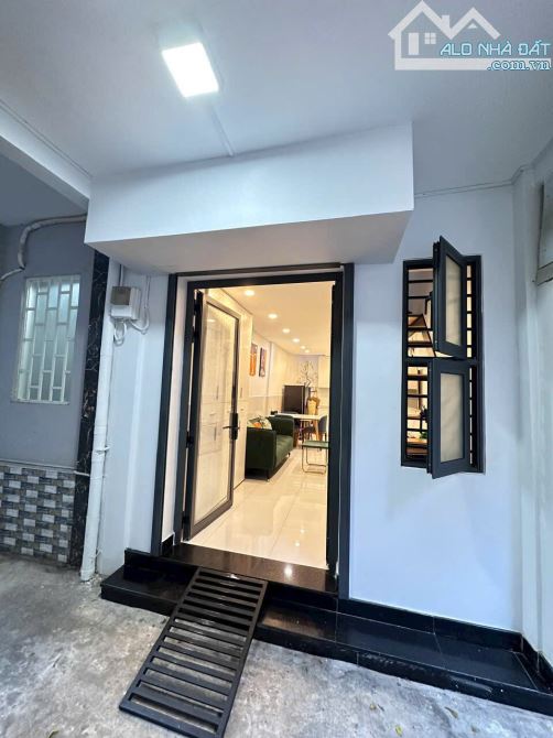 Top nhà nhỏ xinh 3 x 8m 1 trệt 2 lầu Lý Chính Thắng Quận 3 TP.HCM - 1