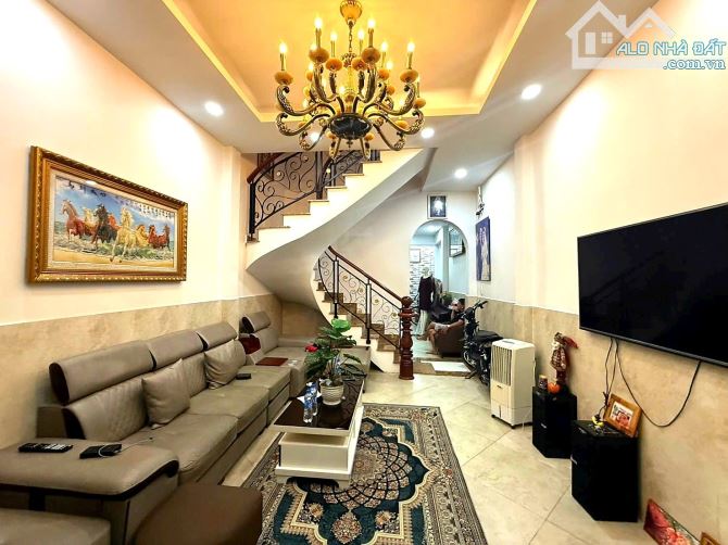NGAY CV LÀNG HOA -NHÀ MỚI 3 TẦNG - HẺM XE HƠI MỘT TRỤC - 4 PHÒNG NGỦ, TẶNG FULL NỘI THẤT C - 1