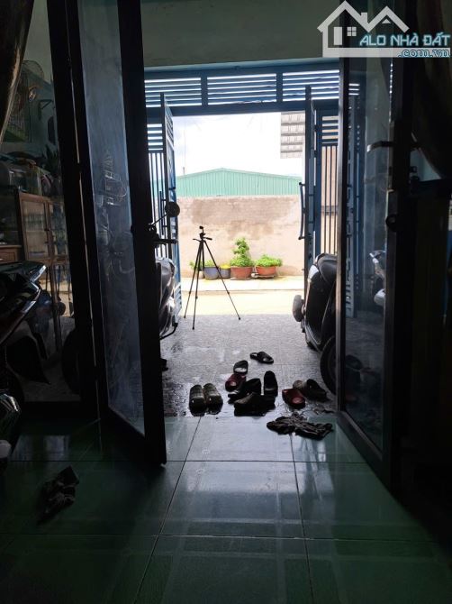 Bán nhà hẻm ô tô Bình Chuẩn - Thuận An xây dựng kiên cố vào ở ngay - 1