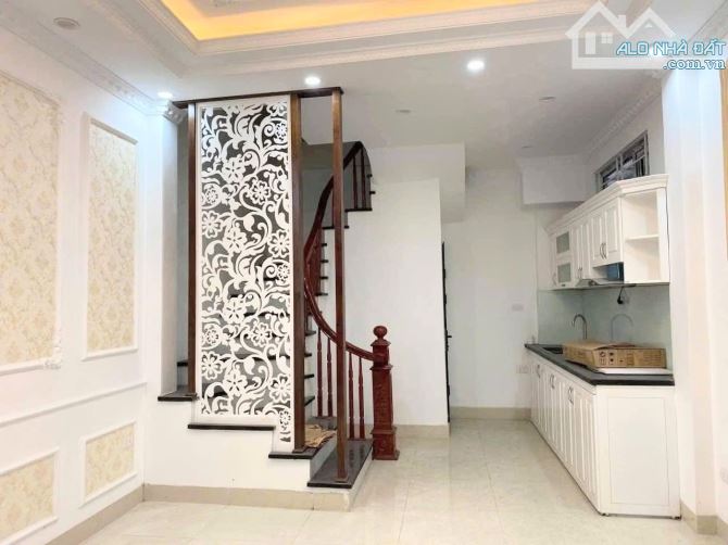 Cho thuê nhà nguyên căn mới tinh phố Long Biên 1 - 5 tầng, 3 ngủ, ô tô đỗ gần - 11 triệu/t - 1