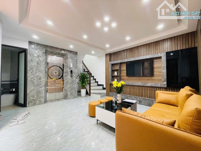 PHẠM VĂN ĐỒNG XUÂN ĐỈNH 7 TẦNG THANG MÁY- 38M2 - NHỈNH 10TỶ - 1NHÀ RA Ô TÔ TẢI TRÁNH - BÃI - 1