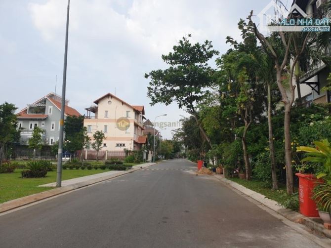 95 tỷ TL, Đất biệt thự góc 2 mặt tiền bờ sông khu Thảo Điền 2, Dt : 15x21 CN 310m2 - 1