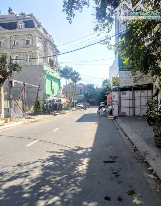 Bán Căn HỘ DỊCH VỤ đường Lê Thị Chợ, P. Phú Thuận, Q7. DT: 6x30m nở hậu 8.4m. 7 tầng 36 tỷ - 1