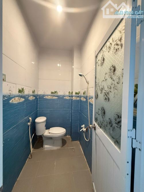 Nhà 2 lầu rìa KDC Đặng Huỳnh 64m2/2tỷ350 đường xe tải, sổ sẵn - 1