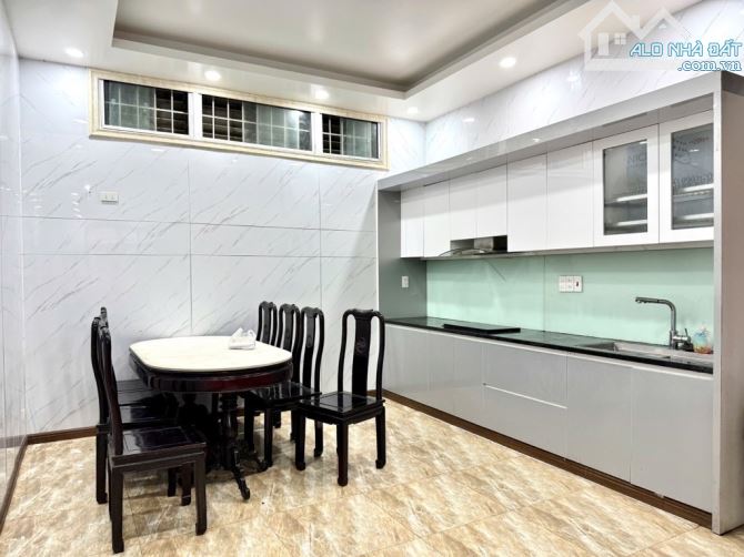 Bán nhà cạnh ga hoàng cầu 50m2. Ngõ Rộng 5m. 10m ra mặt phố ô tô đỗ cửa . Giá 16.9 tỷ - 1