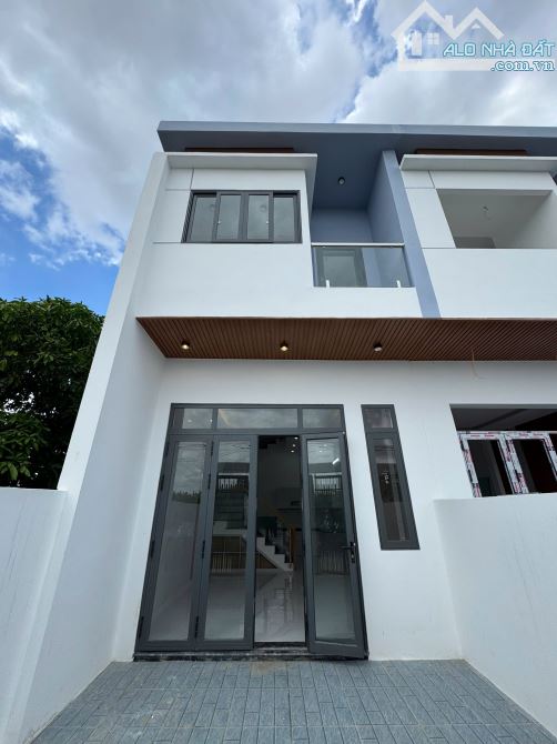 nhà 1 lầu 1 trệt 3 phòng ngủ, 1 phòng thờ, bếp rộng, phòng khách sang trọng, sân ô tô - 1
