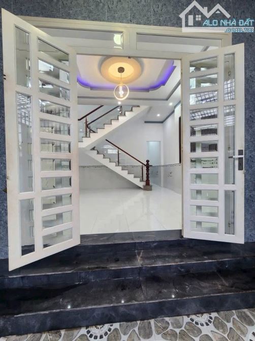 Bán gấp căn nhà 1 triệt 1 lầu ở Tân Thạnh Đông - Củ Chi. DT 102m2, Giá 1 tỷ 050. SHR - 1