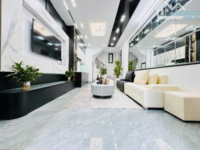 - BÁN NHÀ KHƯƠNG TRUNG  5 TẦNG- 5M Ô TÔ TRÁNH - NGÕ THÔNG - NHÀ ĐẸP FULL NỘI THẤT - 2 THOÁ - 1
