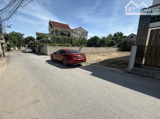 Mặt đường Văn Tân - Hưng Dũng, đường thảm nhựa đẹp, 2 ô tô tránh thoải mái. - 1