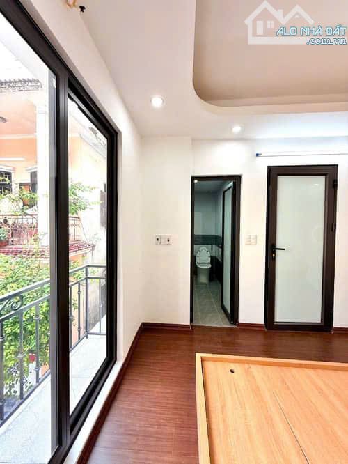 Chính chủ bán nhà Nguyễn Khoái, 30m² x 5 tầng, ô tô đỗ cổng, giá 6.45 tỷ - 1