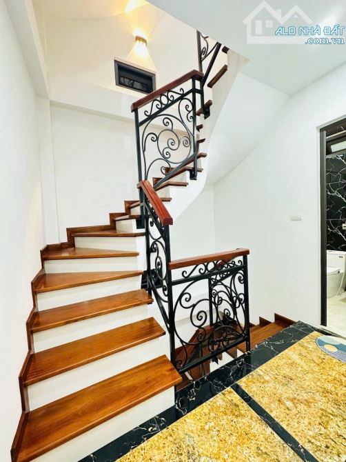 Bán nhà Văn Cao, ngõ nông, gần phố, nhà mới full nội thất, sân xe, 40m2*5T, giá 8.9 tỷ - 1