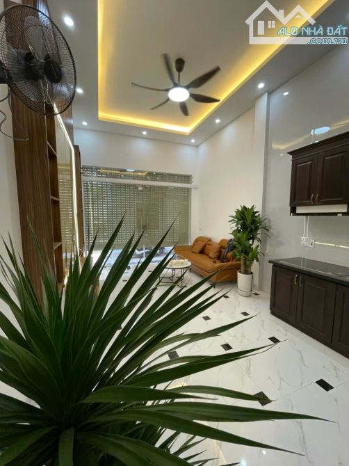 ĐẸP LUNG LINH. RỘNG RÃI, THOÁNG SÁNG. CÁCH PHỐ 15M. BA GÁC TO ĐỖ CỬA. - 1