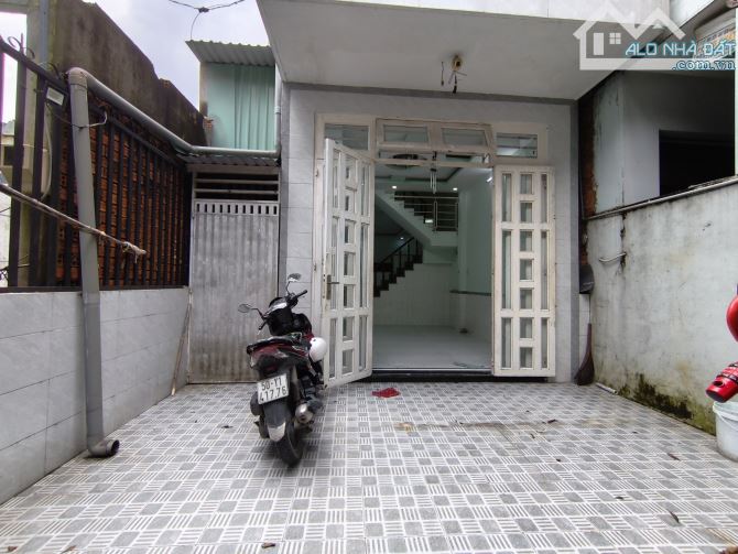 NHÀ 1 TRỆT 1 LẦU DT 5 x 17 NGAY CHỢ THỚI TỨ HÓC MÔN - ĐƯỜNG Ô TÔ VÔ NHÀ - GIÁ 3.5 TỶ - 1