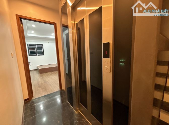 Bán nhà lạc long quân, ngõ nông, thông, ô tô vào nhà, nhà xây khung cột, thang máy, đủ đồ - 1