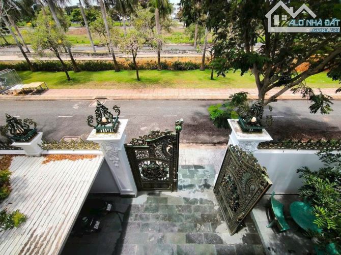 Biệt Thự 240m2 ngay trường Anh Ngữ trung tâm Thị Trấn Bến Lức Long An - 1