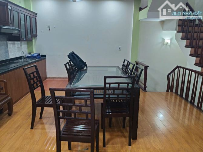 Cho thuê nhà nguyên căn ngõ 139 Nguyễn Ngọc Vũ  40m2 x 5 tầng, 3 ngủ - 1