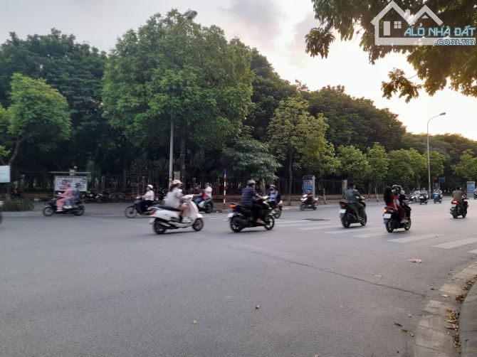 Biệt thự đơn lập KĐT Dịch Vọng - trục chính 5 làn ô tô - view công viên - 330m2 - 95 tỷ - 2