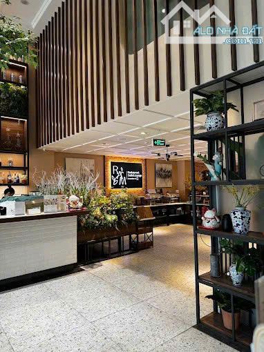 Cần bán tòa nhà khách sạn khu Víp 406 Cộng Hòa, P.13, Q.Tân Bình. DT: 11x42m, Hầm 7 tầng - 2